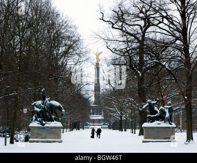 Coperta di neve di parco in parco Tiergarten di Berlino in inverno 2010 Foto Stock