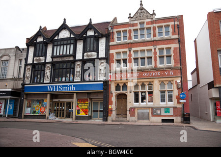 WH Smith e il principale ufficio postale nel centro della città di Bury St Edmunds, Regno Unito Foto Stock