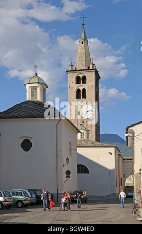 Campanile della chiesa cattedrale catedrale duomo di San Giovanni Battista in Aosta Italia Foto Stock