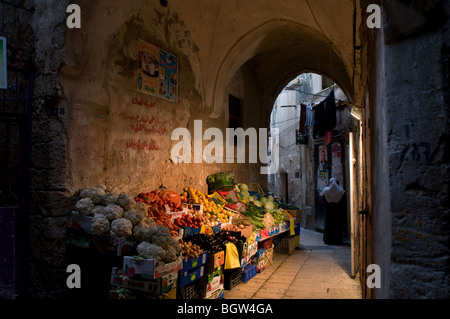 Vegetali in stallo la vecchia città mercato di Akko o acri nel nord di Israele Foto Stock