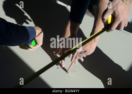 Volontari per l'Habitat per Humanity-New York installare foglio rock nel quartiere di Brooklyn di Bedford Stuyvesant in New York Foto Stock