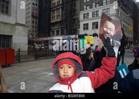 Gli studenti ri-emanare Martin Luther King Jr. del 1963 marzo su Washington di Brooklyn a New York Foto Stock