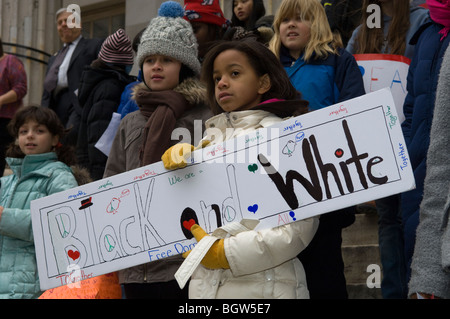 Gli studenti ri-emanare Martin Luther King Jr. del 1963 marzo su Washington di Brooklyn a New York Foto Stock