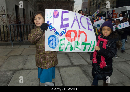 Gli studenti ri-emanare Martin Luther King Jr. del 1963 marzo su Washington di Brooklyn a New York Foto Stock