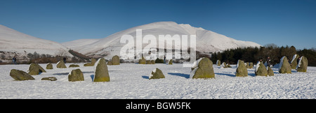 Panoramica di Castlerigg Stone Circle e Blencathra o a doppio spiovente dopo la neve pesante inverno 2009 09 Keswick Lake District Cumbria Foto Stock