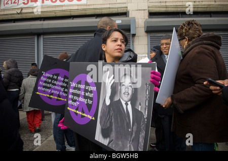 Il MLK marzo per la pace al fine di pistola e violenza giovanile nel Bronx a New York Foto Stock