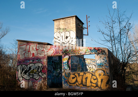 Coperto di graffiti vestigio industriale di Saint Etienne d'Issensac, Herault, Francia meridionale Foto Stock