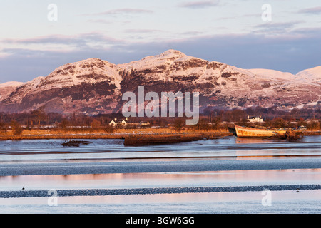 Dumyat e le Ochil Hills attraverso il fiume Forth, Scotland, Regno Unito. Foto Stock