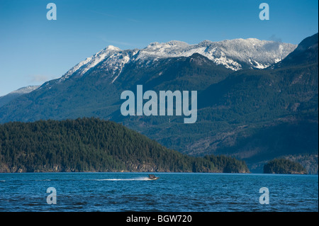 Harrison il lago e le sorgenti di acqua calda. Situato in basso sulla terraferma della British Columbia, Canada. Una destinazione popolare per i viaggiatori. Foto Stock