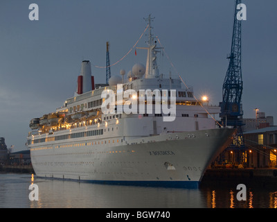 La nave di crociera Boudicca ormeggiato inizio serata presso il City Cruise Terminal Southampton Regno Unito Foto Stock