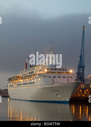 La nave di crociera Boudicca ormeggiato inizio serata presso il City Cruise Terminal Southampton Regno Unito Foto Stock