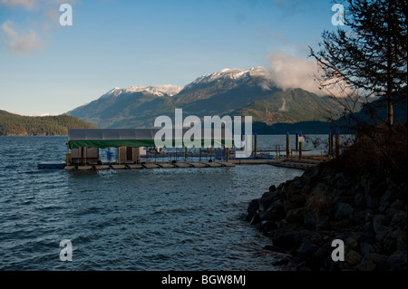 Harrison il lago e le sorgenti di acqua calda. Situato in basso sulla terraferma della British Columbia, Canada. Una destinazione popolare per i viaggiatori. Foto Stock