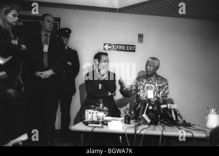 Nelson Mandela tiene conferenza stampa dopo la visita a 'Lockerbie Bomber" Abdelbaset Ali Mohmed Al Megrahi, Barlinnie prigione, UK. Foto Stock