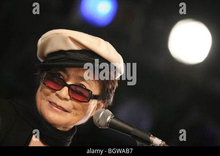 Cantante giapponese, musicista, poeta e artista Yoko Ono, a Tokyo in Giappone nel novembre 2006. Foto Stock