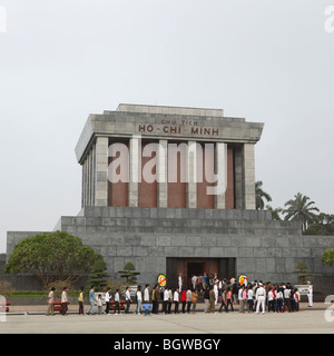 Linea di visitatori fino a immettere il Mausoleo di Ho Chi Minh, Hanoi, Vietnam Foto Stock