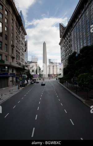 Una vista dell'obelisco dalla Diagonal Norte avenue nel centro di Buenos Aires, Argentina Foto Stock