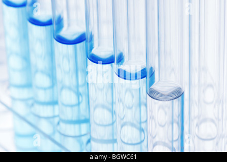 Fila di tubi di vetro con il liquido su rack per provette,Closeup. Foto Stock