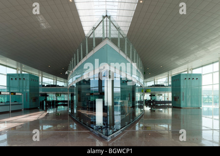 Interior vista dettagliata di estremità lontana del terminal passeggeri principale edificio tht utilizza la luce naturale Foto Stock