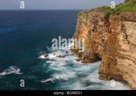 Tempio di Uluwatu di Bali, che si trova in corrispondenza del bordo della scogliera di alto mare Foto Stock