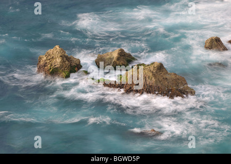 Tempio di Uluwatu di Bali, che si trova in corrispondenza del bordo della scogliera di alto mare Foto Stock