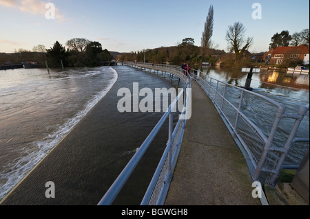 Il pubblico passeggio sul Hambleden Weir sul Fiume Tamigi in corrispondenza di estremità di fresa tra Marlow e Henley Foto Stock