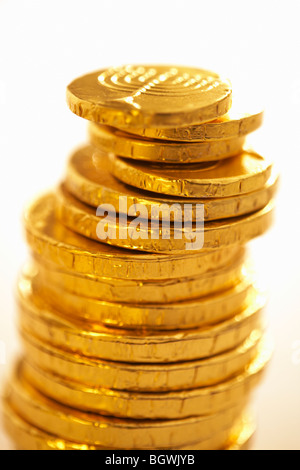 Pila di cioccolato monete d oro avvolti in carta metallizzata close up Menora emblema in rilievo sulla parte superiore coin Foto Stock