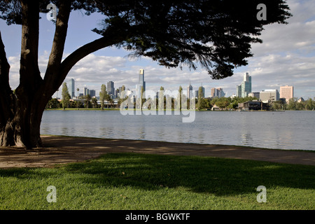 Lo skyline di Melbourne, fotografati da Albert Park Lake che mostra l'Eureka Tower di Melbourne e il centro della città Foto Stock