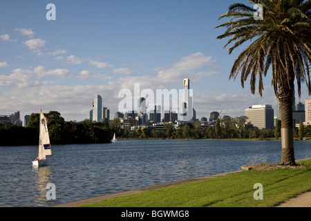 Lo skyline di Melbourne, fotografati da Albert Park Lake che mostra l'Eureka Tower. Foto Stock