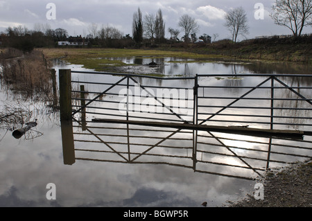 Cancello si riflette nel fiume Avon alluvione Barford, Warwickshire, Inghilterra, Regno Unito Foto Stock