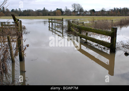 Il fiume Avon inondazione in inverno, Barford, Warwickshire, Inghilterra, Regno Unito Foto Stock