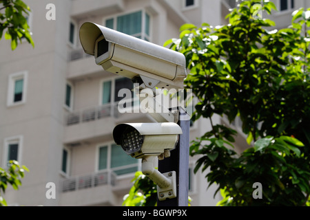 Una videocamera di sicurezza con luce a LED lungo il perimetro di un edificio residenziale Foto Stock