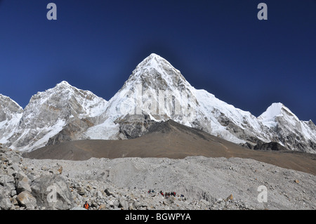 Il picco del Pumori e le sue sorelle, Himalaya, Nepal Foto Stock