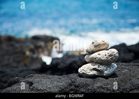 Bianche rocce Zen sulla costa hawaiana con lava Foto Stock