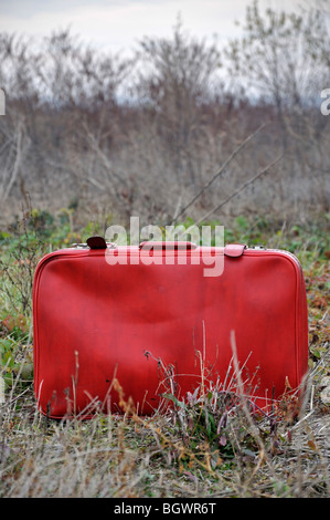 Abbandonata vecchia valigia rossa Foto Stock