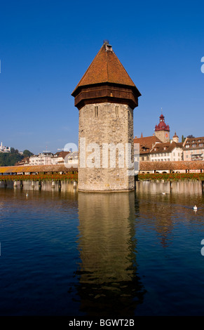 Famoso Ponte Kapelbrucke chiamato Ponte della Cappella presso il lago di Lucerna Svizzera Luzern Foto Stock