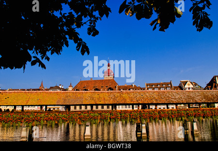 Famoso Ponte Kapelbrucke chiamato Ponte della Cappella presso il lago di Lucerna Svizzera Luzern Foto Stock