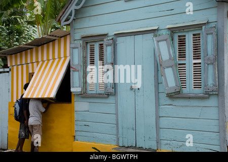 Tipico Ovest colorata architettura indiana nella città di Gros Islet, St Lucia, le isole Windward, Caraibi Foto Stock