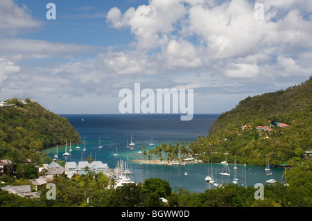 Una veduta aerea di yacht in Marigot Bay, St Lucia, le isole Windward, Caraibi Foto Stock