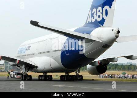 Airbus A380 di rullaggio sulla pista Foto Stock