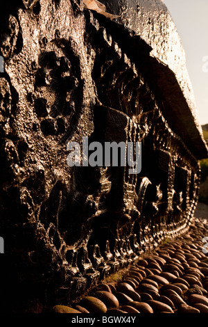 Monumento a operazione Tiger - arrugginito serbatoio Sherman (dettaglio tracce), Torcross, Devon, Inghilterra, Regno Unito Foto Stock