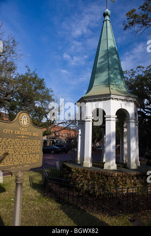 Città vecchia campana di Exchange, con marcatore storico, Bay Street, Savannah, Georgia, Stati Uniti d'America. Foto Stock