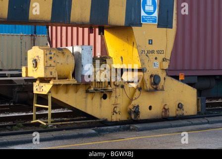 Multimodale intermodale di container di spedizione road - rampa di magazzino di interscambio Foto Stock
