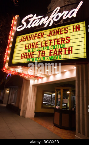 Il marquee segno con luci lampeggianti della Stanford Theatre, istituito nel 1925, su University Avenue a Palo Alto, CA USA Foto Stock