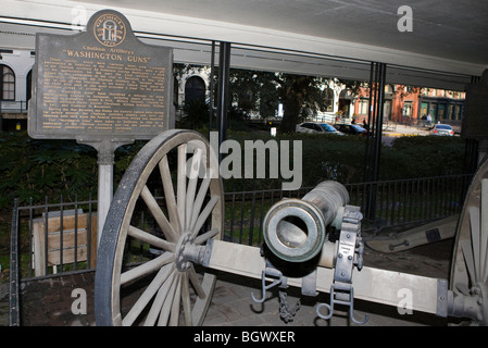 Artiglieria cannone nella parte anteriore di un marcatore di storici che legge l'artiglieria Chatham 'Washington Guns', Savannah, Georgia, Stati Uniti d'America. Foto Stock