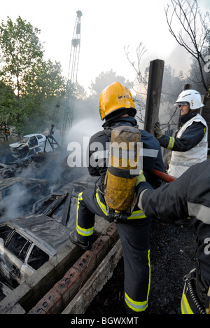 I vigili del fuoco utilizza un flessibile a scrapyard macchina fuoco Foto Stock
