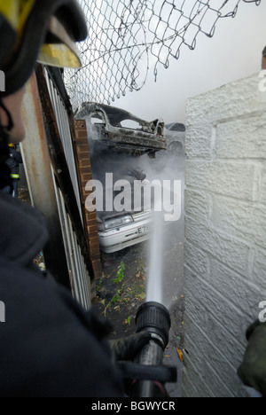 Vigili del fuoco utilizza un flessibile a scrapyard fuoco auto modello completamente rilasciato Foto Stock