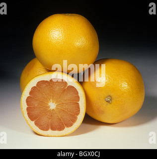 Intero e sezionato il pompelmo rosa varietà di frutto rosso arrossire Foto Stock