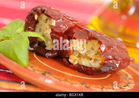 Rosso essiccato peperoni ripieni di riso - tradizionale pasto bulgaro Foto Stock