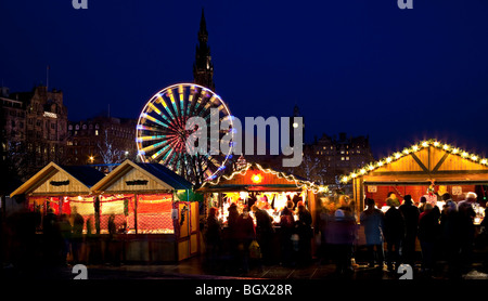 Mercatino di Natale di notte Edimburgo Scozia UK Europa Foto Stock