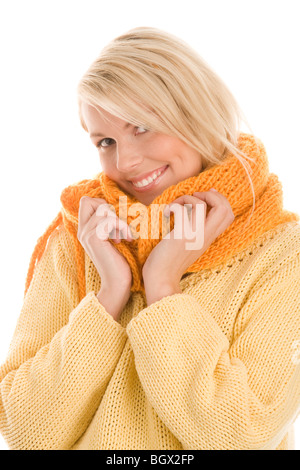 Ritratto di sorridente ragazza autunnale indossando wooly sciarpa e un maglione Foto Stock